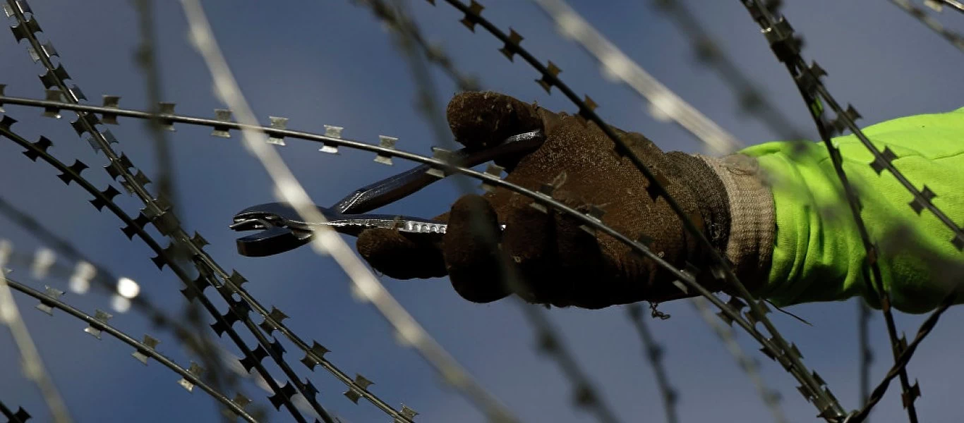 Κόντρα κυβέρνησης - ΣΥΡΙΖΑ για τα πλωτά φράγματα
